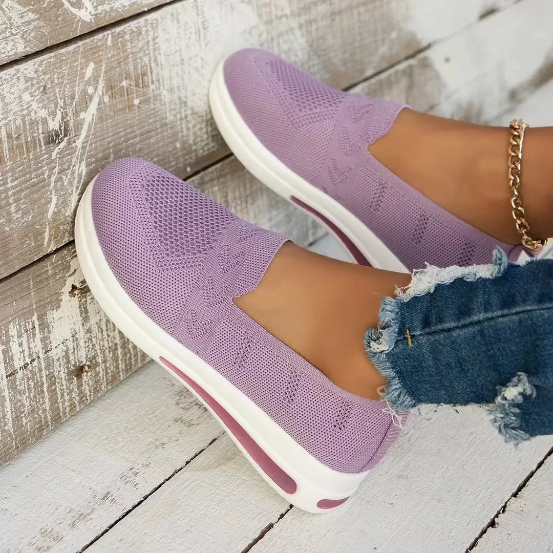 Kvinnors lätta slip-on sneakers framifrån. Mesh-material för andningsförmåga, idealiska vardagsskor.