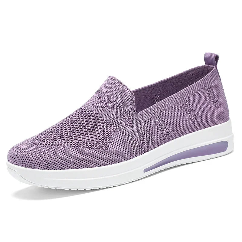 Lätta sneakers i handen, framhäver den fjäderlätta designen. Idealiska sommar- och vårskor för kvinnor.