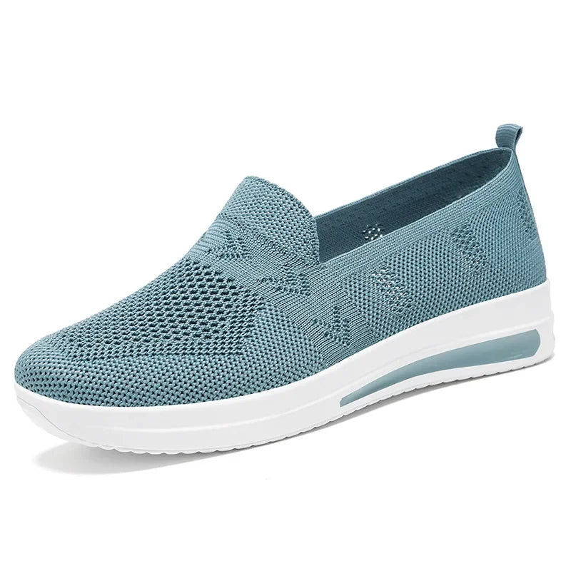 Insida av komfortabel slip-on sneaker för kvinnor. Vadderad innersula för stöd under långa promenader.