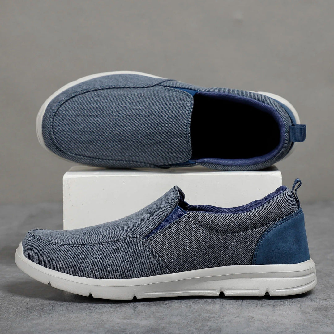 Lätta, bekväma slip-on herrskor i modern casual-stil, perfekta som sommarskor.
