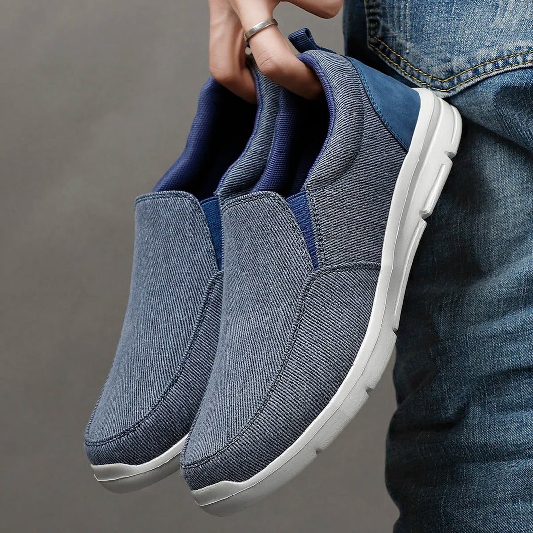 Khakifärgade lätta slip-on loafers för män, bekväma och andningsbara sommarskor.