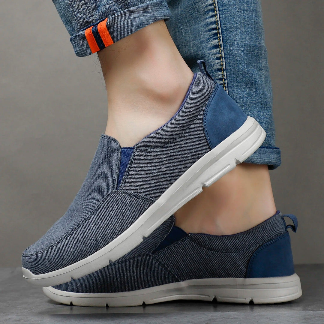 Blå casual slip-ons för herr, lätta och moderna sommarskor, perfekta för varma dagar.