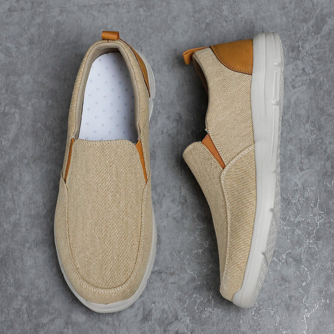 Svarta bekväma slip-on herrskor, lätta loafers för en modern och avslappnad stil.