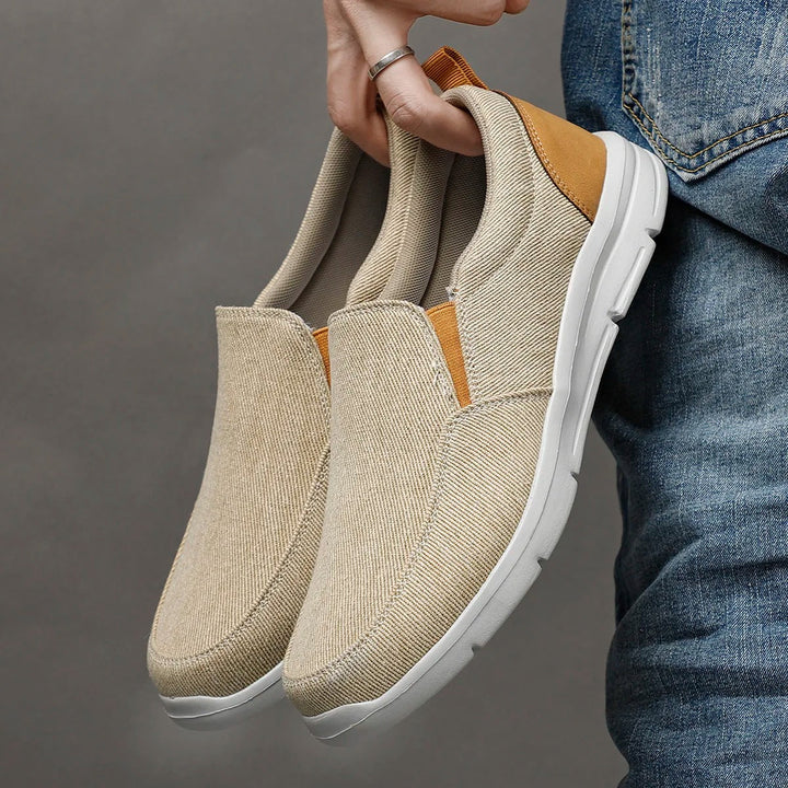 Andningsbara och lätta sommarskor för män, bekväma slip-ons i avslappnad design.