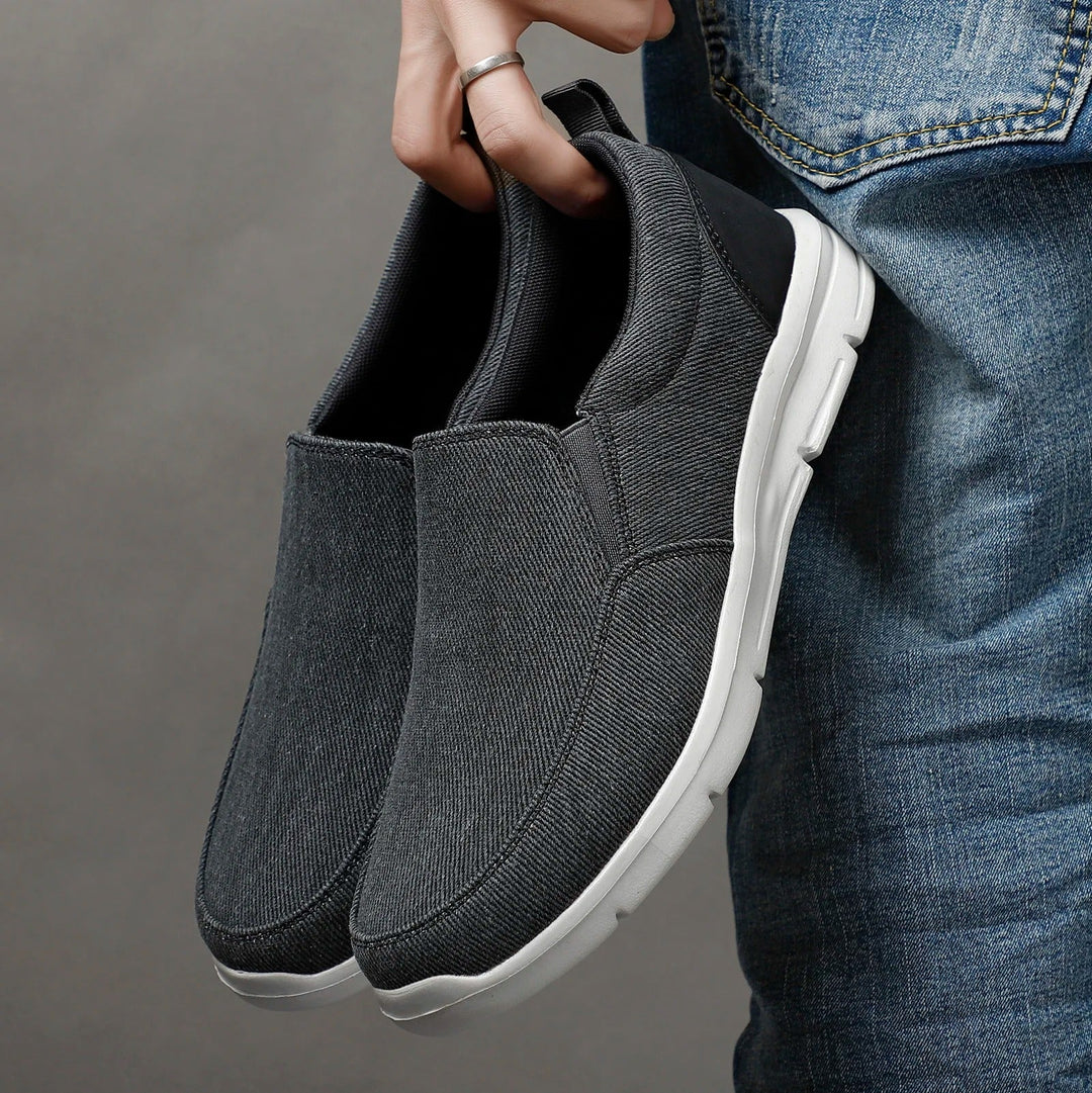 Lätta slip-on herrskor i bekväm design, idealiska som andningsbara sommarskor för män.