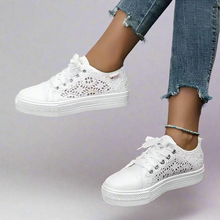 Trendiga andningsbara damsneakers med öppen textur. Lätta veterskor, idealiska för sommar och fritid.