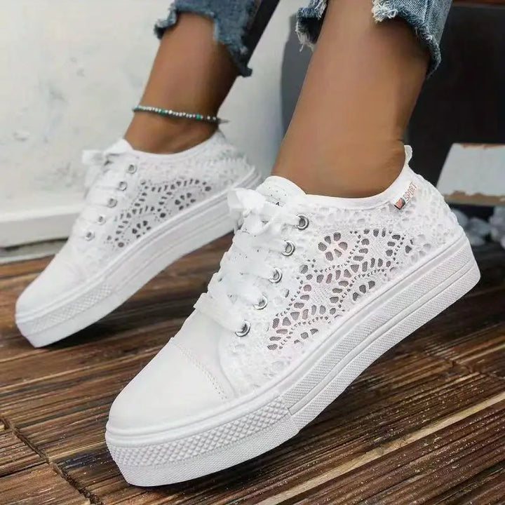 Bekväma damsneakers med öppen textur & veterslutning. Lätta skor med plattform, perfekta sommarskor.