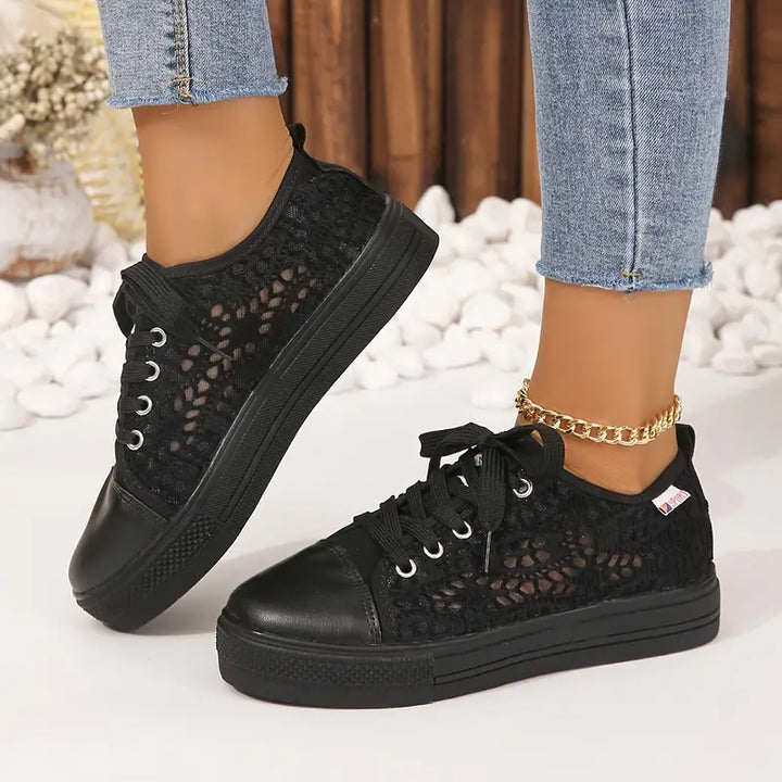 Stilrena damsneakers med andningsbar öppen textur & snörning. Lätta fritidsskor för optimal komfort.