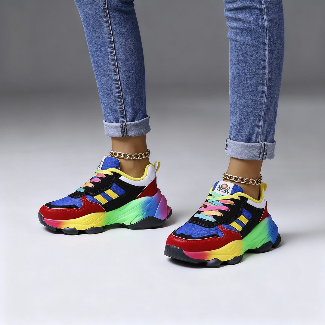 Nära bild av komfortsneakers för dam. Lätta sportskor med andningsbart material & stötdämpning.