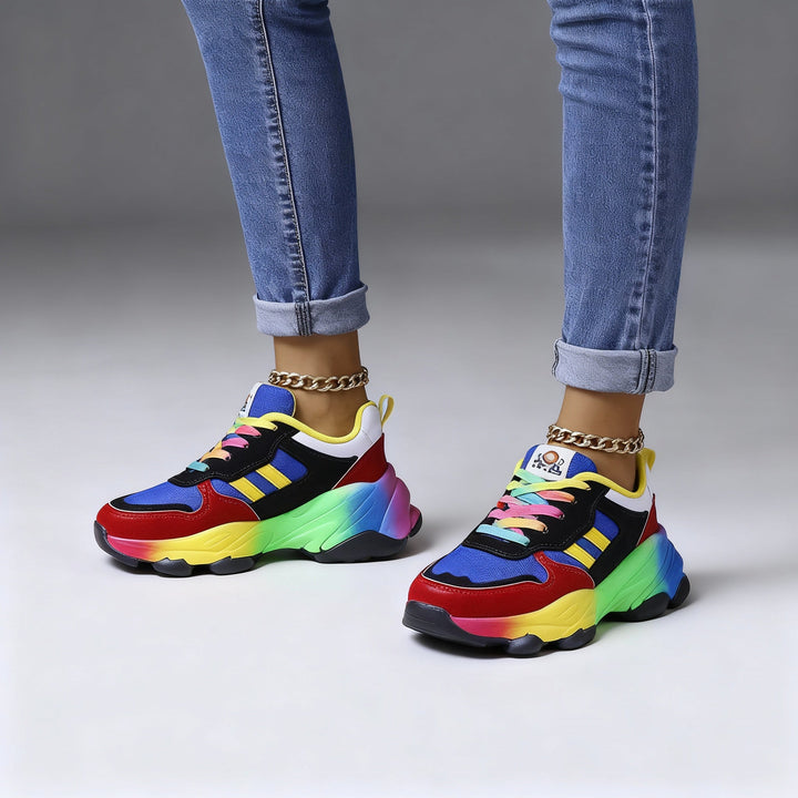 Nära bild av komfortsneakers för dam. Lätta sportskor med andningsbart material & stötdämpning.