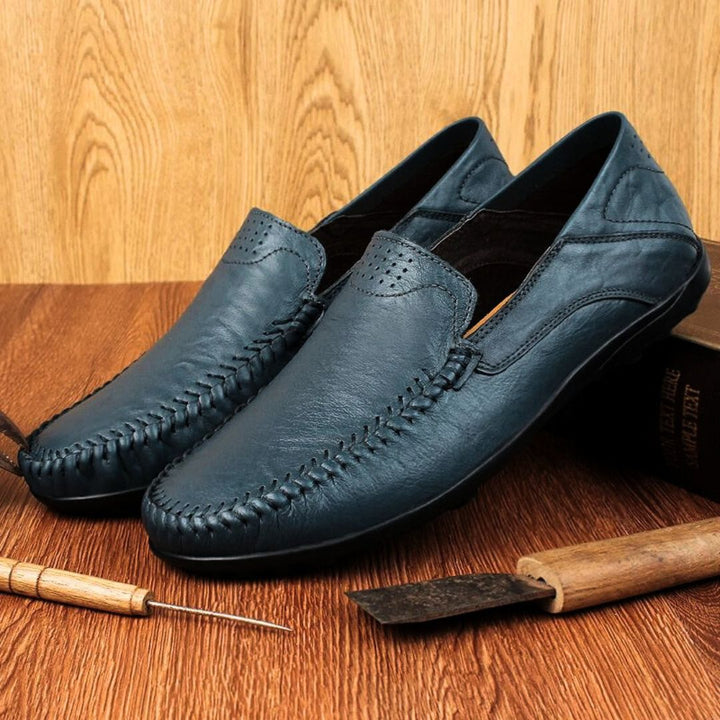 Detaljbild på bekväma herr loafers, visar material och den lätta, flexibla konstruktionen.