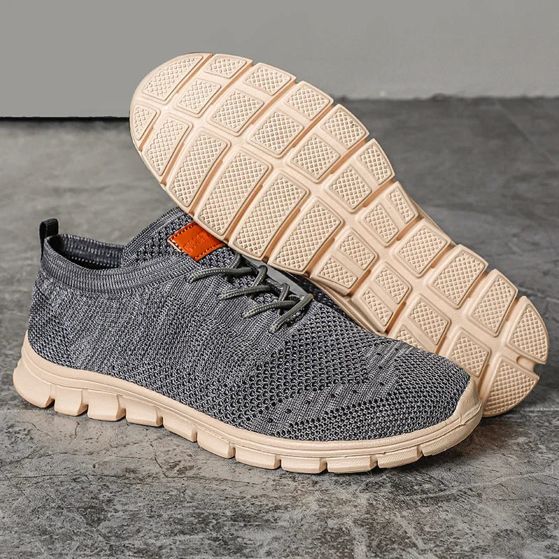 Snygga casual herr sneakers i grå och svart ton, designade för optimal komfort som vardagsskor.