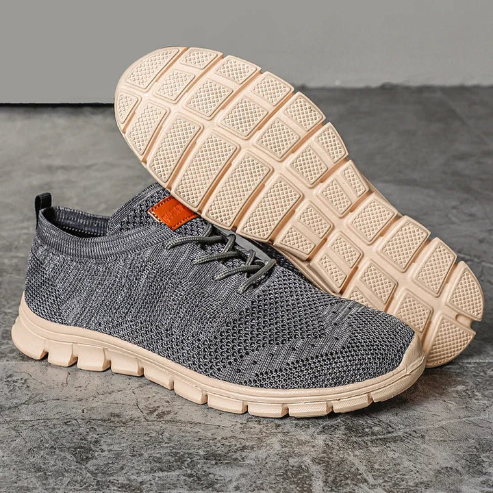 Snygga casual herr sneakers i grå och svart ton, designade för optimal komfort som vardagsskor.