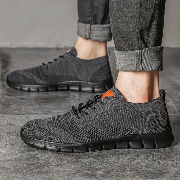 Mångsidiga herr sneakers i svart färg, erbjuder lättviktig komfort och en antislip-sula för vardagsbruk.