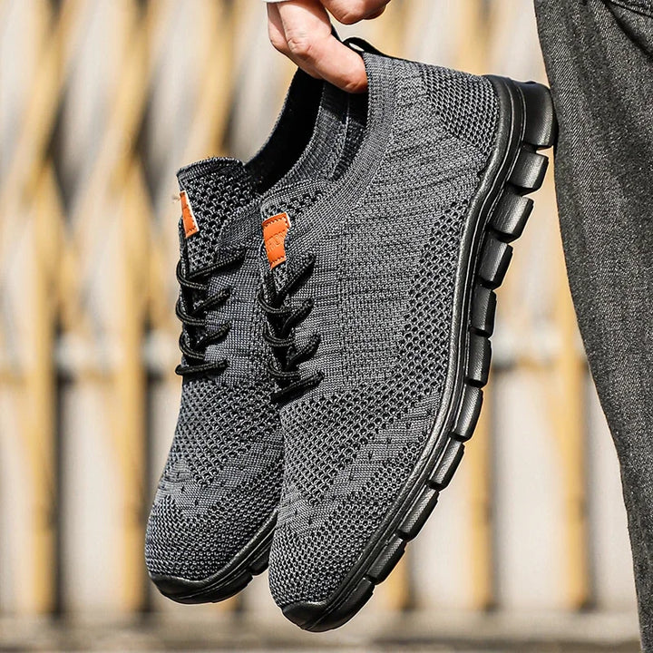 Gråsvarta lätta herrskor, perfekta som vardagsskor och utomhusskor med fokus på andningsbarhet.