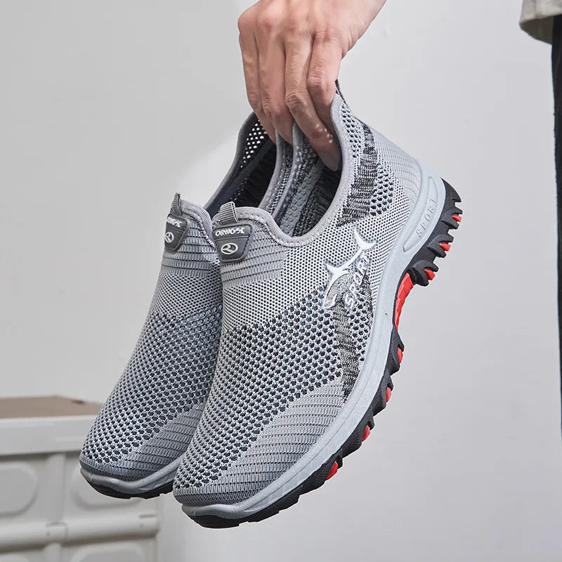 Detaljbild av andningsbara herrskor sneakers i lätt material. Perfekta casual skor för vardagsbruk.