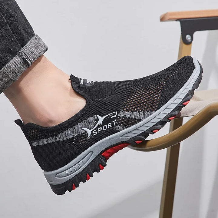 Bekväma lätta herrskor sneakers på fötter. Utmärkta promenadskor för en aktiv fritid.