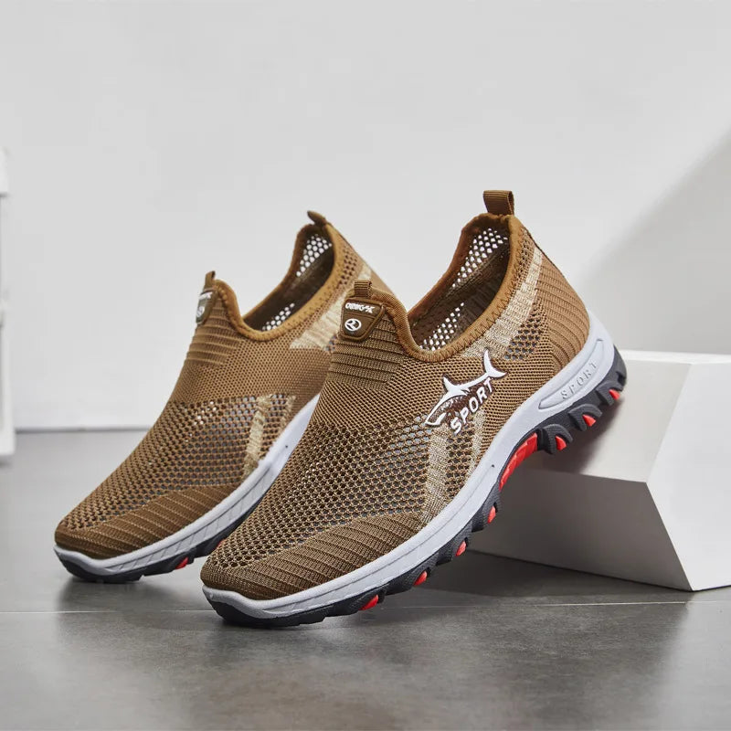 Baksida av lätta herrskor sneakers med dämpad häl. Idealiska för komfort som vardagsskor.