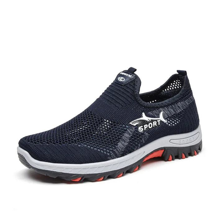 Övre del av andningsbara herrskor sneakers. Lätta och bekväma casual skor för dagligt bruk.