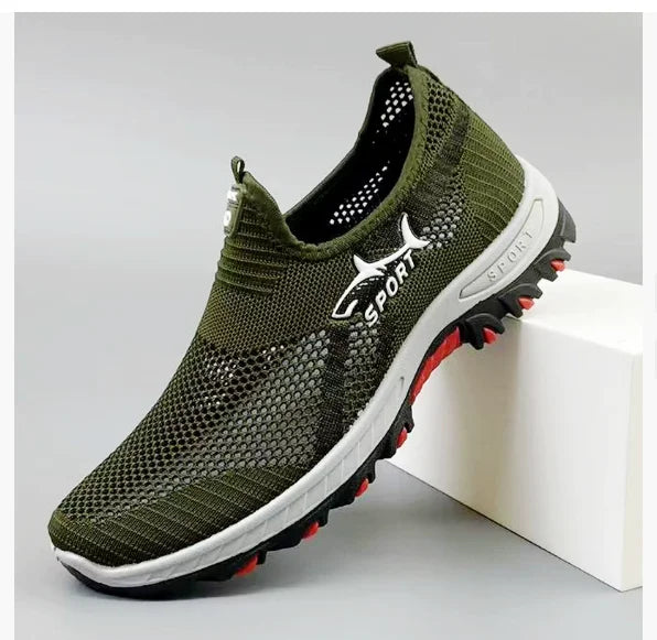 Herrskor sneakers i rörelse. Lätta promenadskor som är bekväma för en aktiv fritid och vardag.