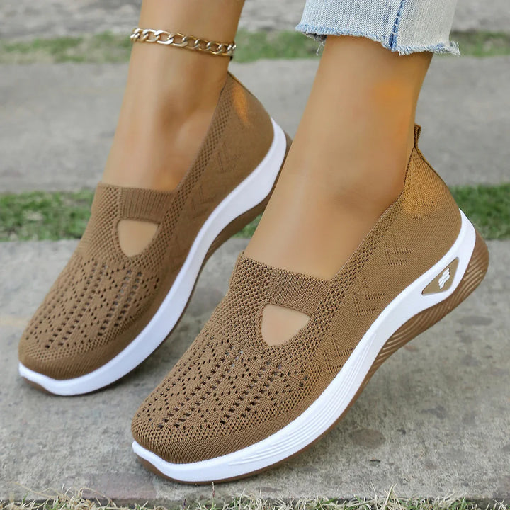 Färgstarka rosa lätta sneakers för kvinnor. Trendiga och bekväma vardagsskor, perfekt för sommaren.