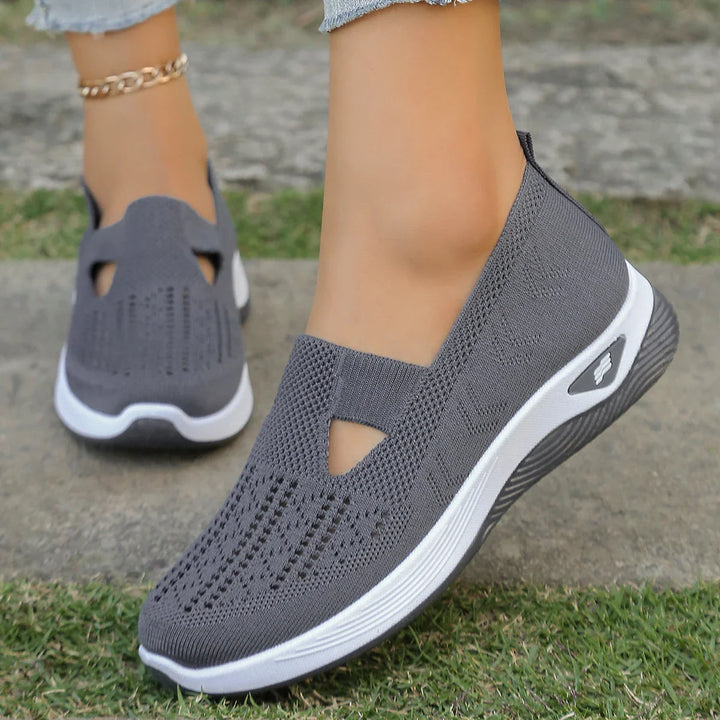 Kvinnors lätta sneakers på fot, snyggt stylade. Bekväma promenadskor för aktiv vardag.