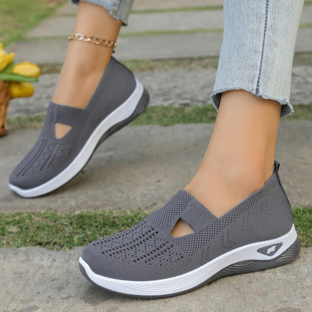 Närbild på ventilerande ovandel av lätta kvinnors sneakers. Perfekt för sommar och vår.