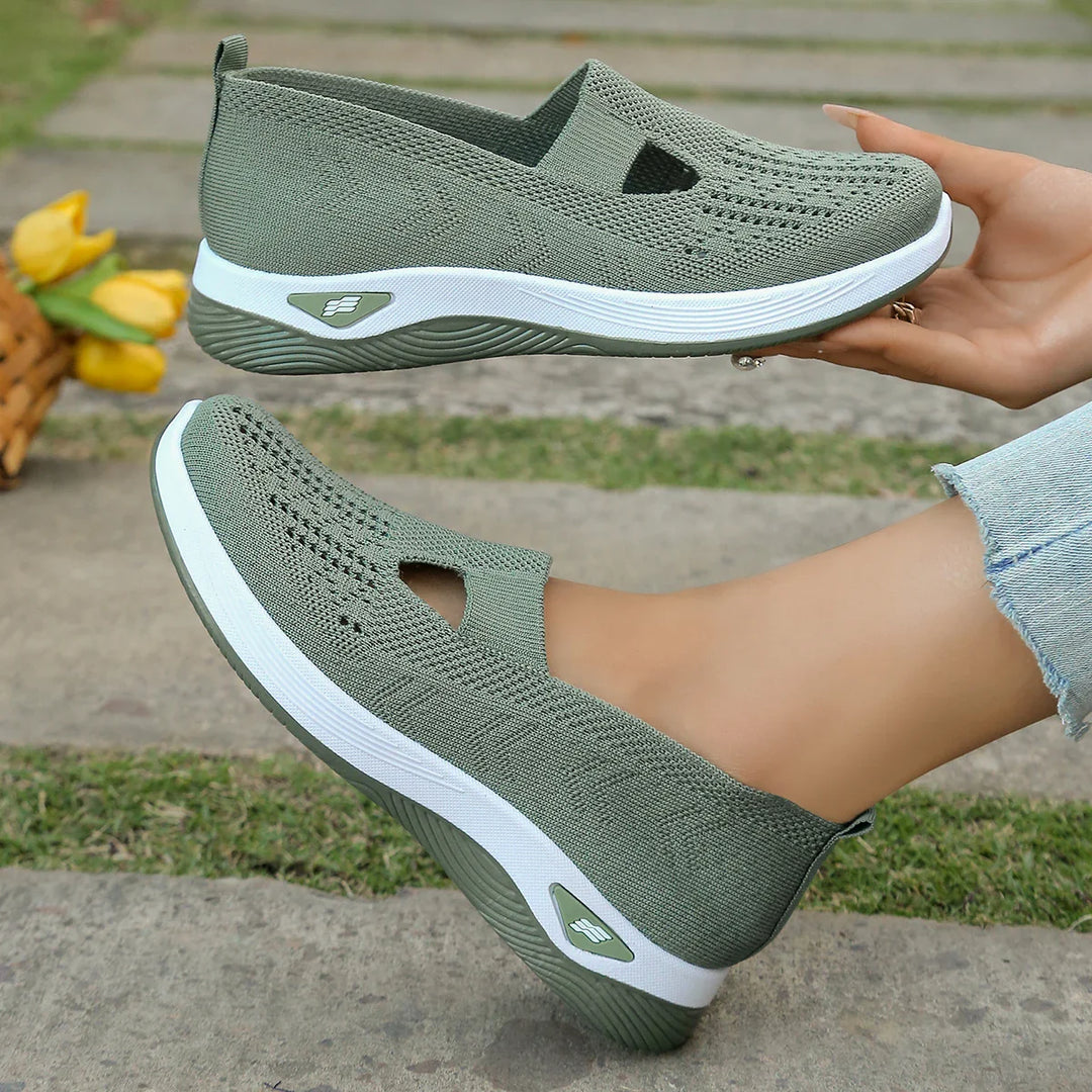 Ett par stilrena kvinnors sneakers, ljusa och moderna. Designade för komfort i vardagen.