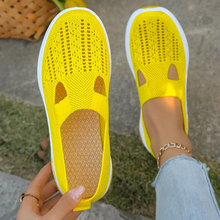 Vår- och sommarskor: Lätta kvinnors sneakers som andas. Perfekta för fritid och promenader.