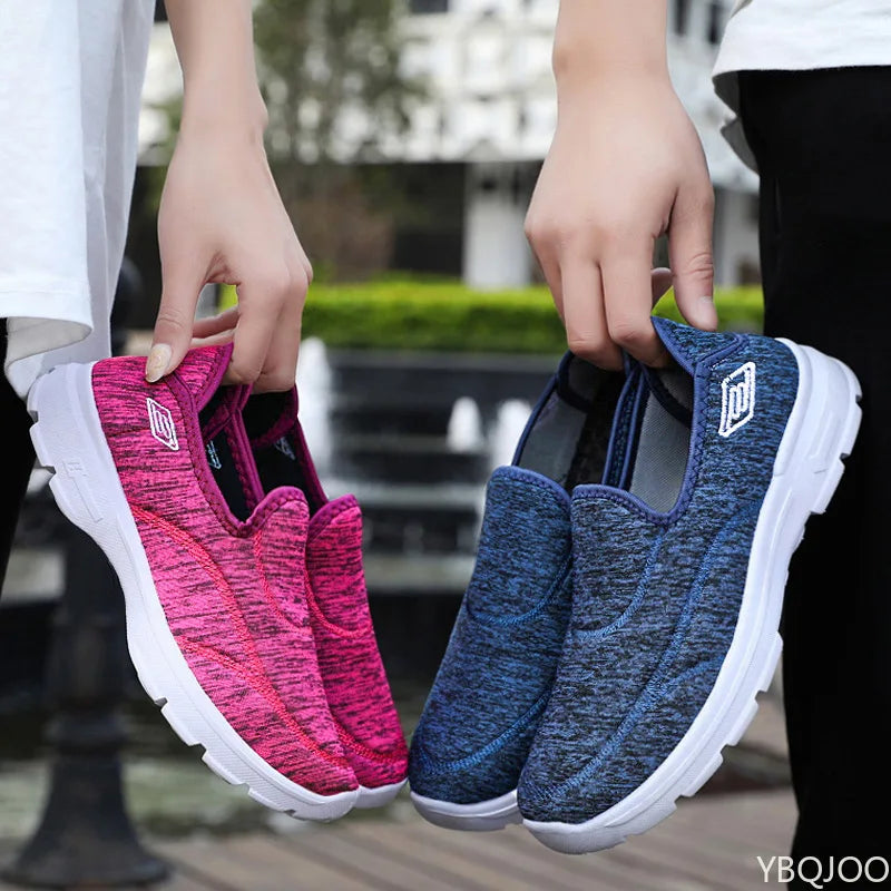 Elegant sidoprofil av lätta, andningsbara kvinnorsneakers. Perfekta casual skor för sommarpromenader.