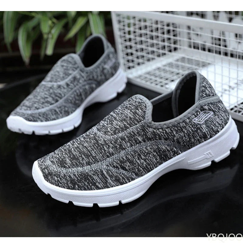 Kvinnors lätta vardagssneakers i andningsbart material. Ideal för vår och sommar med maximal komfort.
