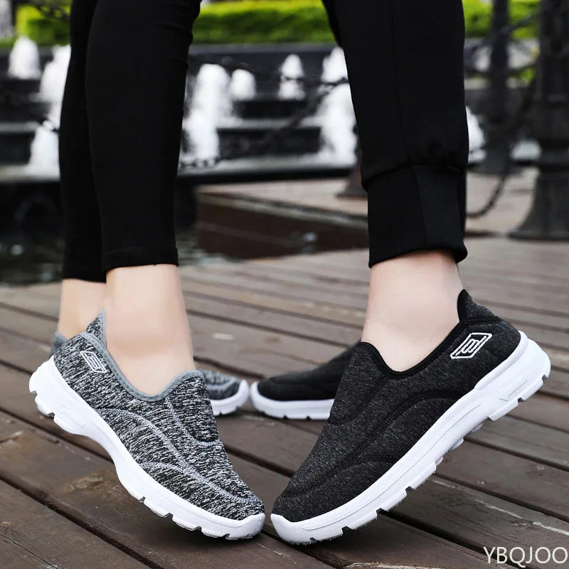 Halkskyddad yttersula på bekväma kvinnorsneakers. Ger säkert grepp och komfort för långa promenader.