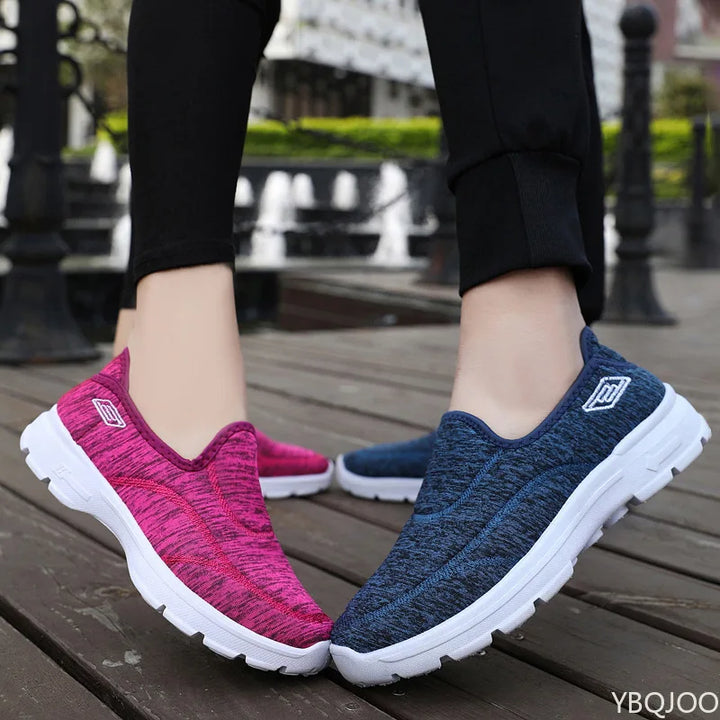 Kvinnorsneakers på fot, demonstrerar komfort och casual stil. Lätta och andningsbara för varje dag.