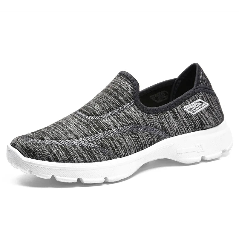 Närbild på det andningsbara materialet i lätta kvinnorsneakers. Optimal komfort för varma dagar.