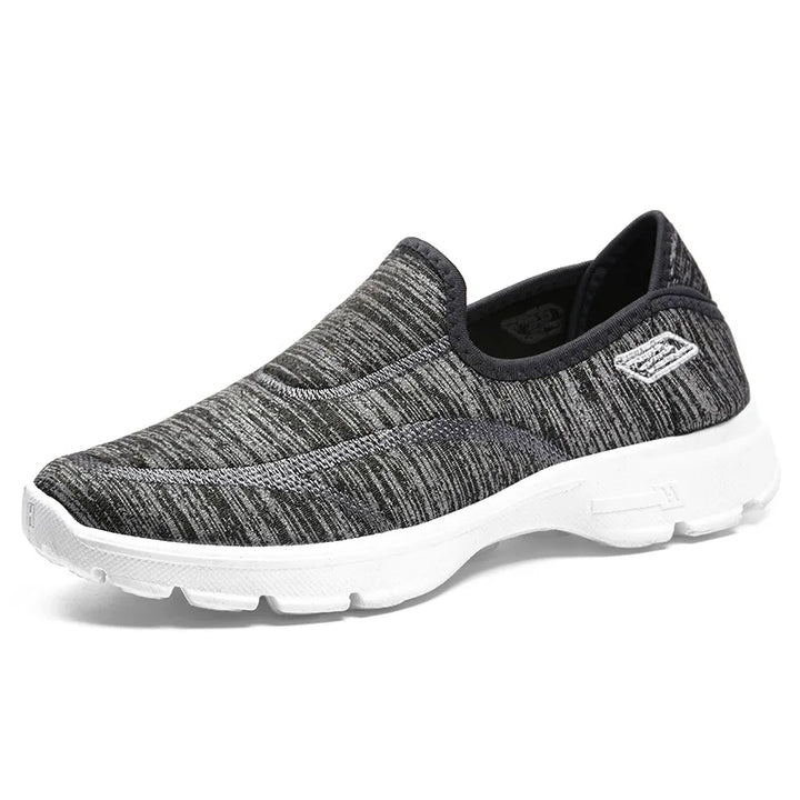 Närbild på det andningsbara materialet i lätta kvinnorsneakers. Optimal komfort för varma dagar.