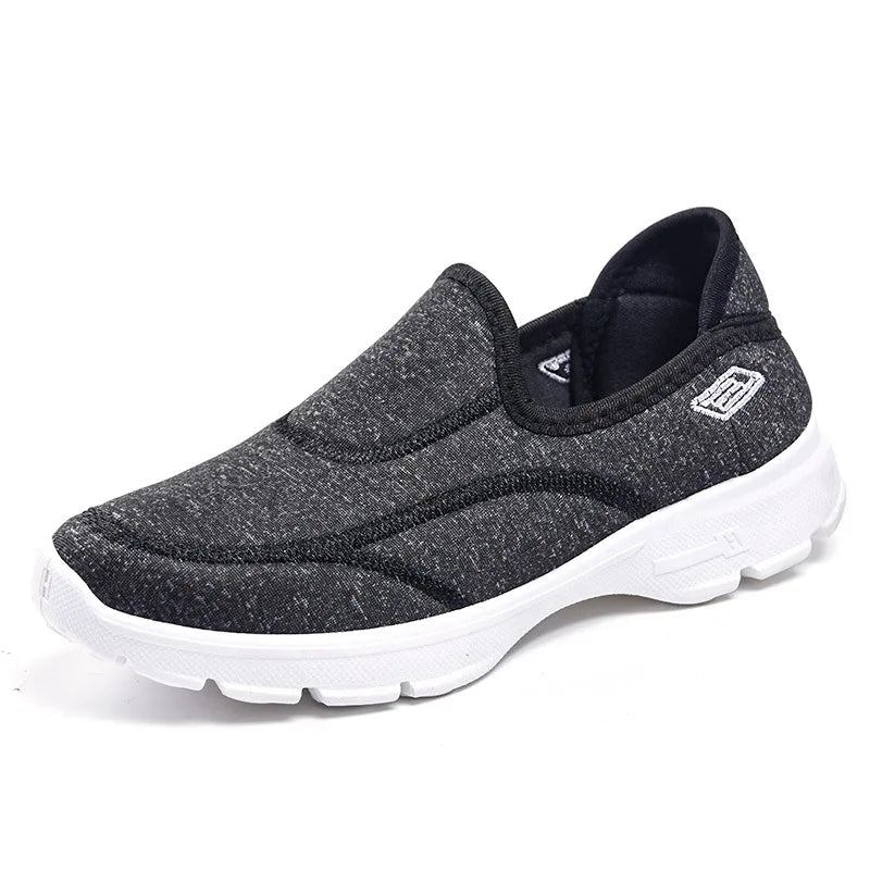 Stilrena och lätta vårskor för kvinnor. Andningsbara sneakers som ger optimal komfort under varma dagar.