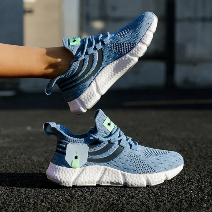 Kvinna bär stilrena vardagsskor. Lätta och andningsbara sneakers, perfekta för en bekväm fritid och stil.