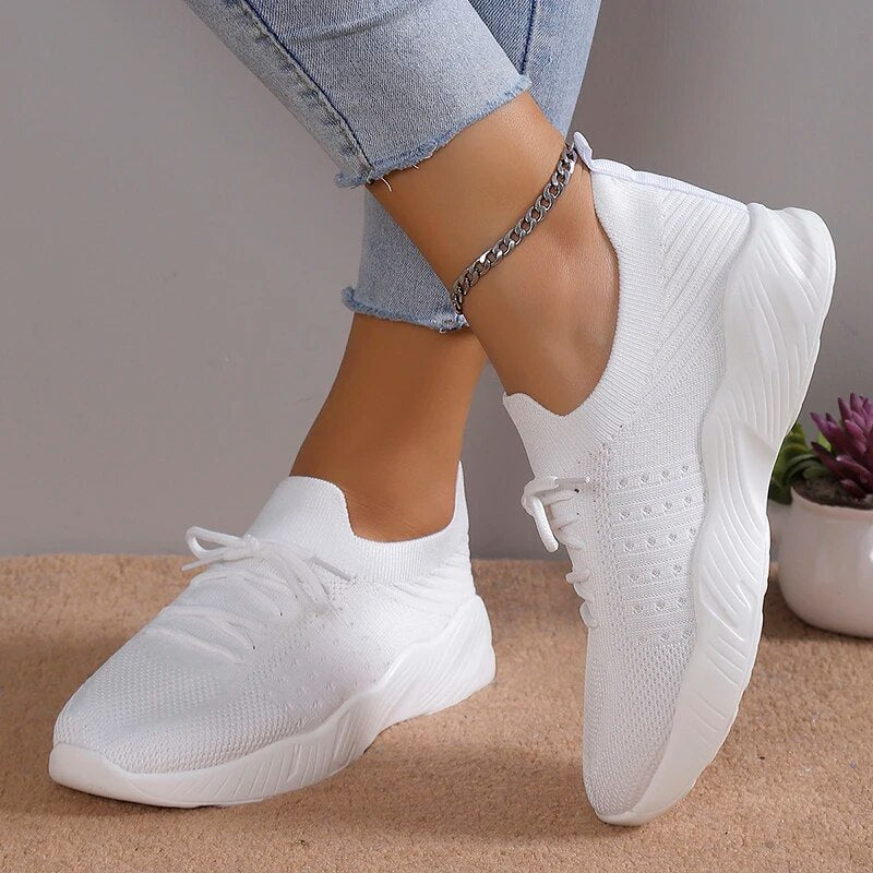 Trendiga dam sneakers i modernt snitt. Idealiska mode sneakers för vardag och fritid, bekväma och lätta.