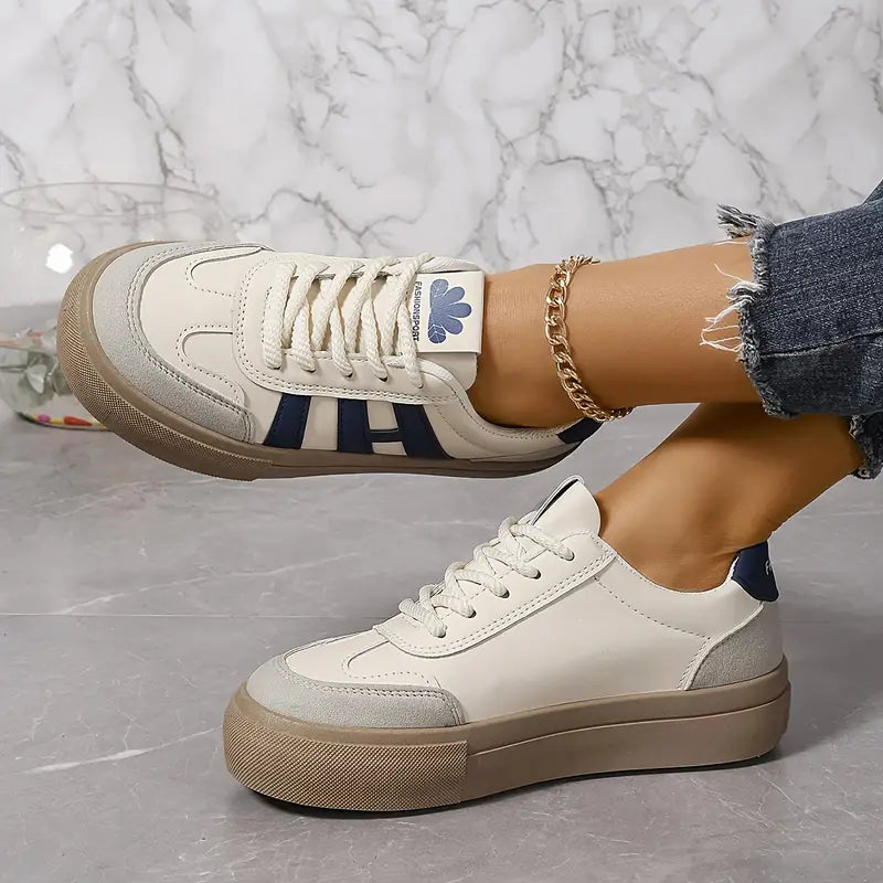 Bruna, lätta damsneakers, perfekta som vardags- och fritidsskor. Bekväma med modern skostil.