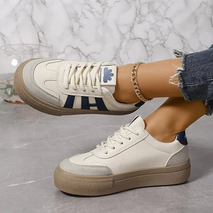 Bruna, lätta damsneakers, perfekta som vardags- och fritidsskor. Bekväma med modern skostil.