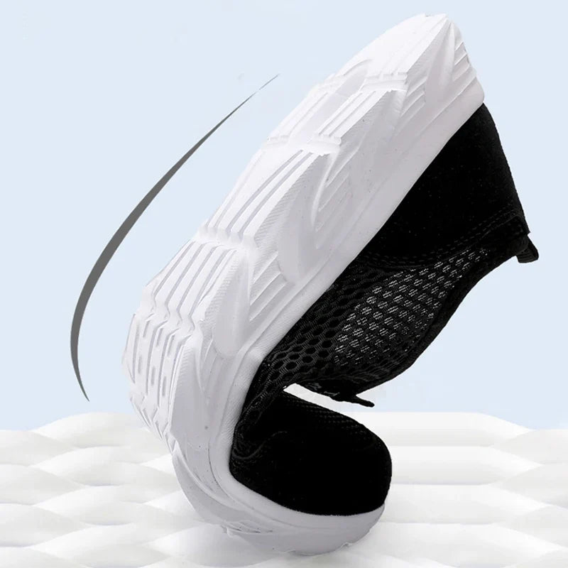 Robust slip-on herrsneaker med anti-slip sula. Idealiska utomhusskor för säkra steg.