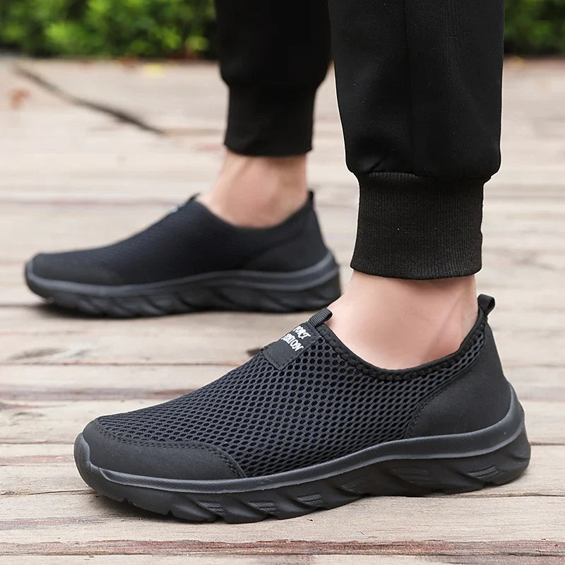 Snygga slip-on herr sneakers. Moderiktiga skor med ventilerande ovandel för bekväm passform.