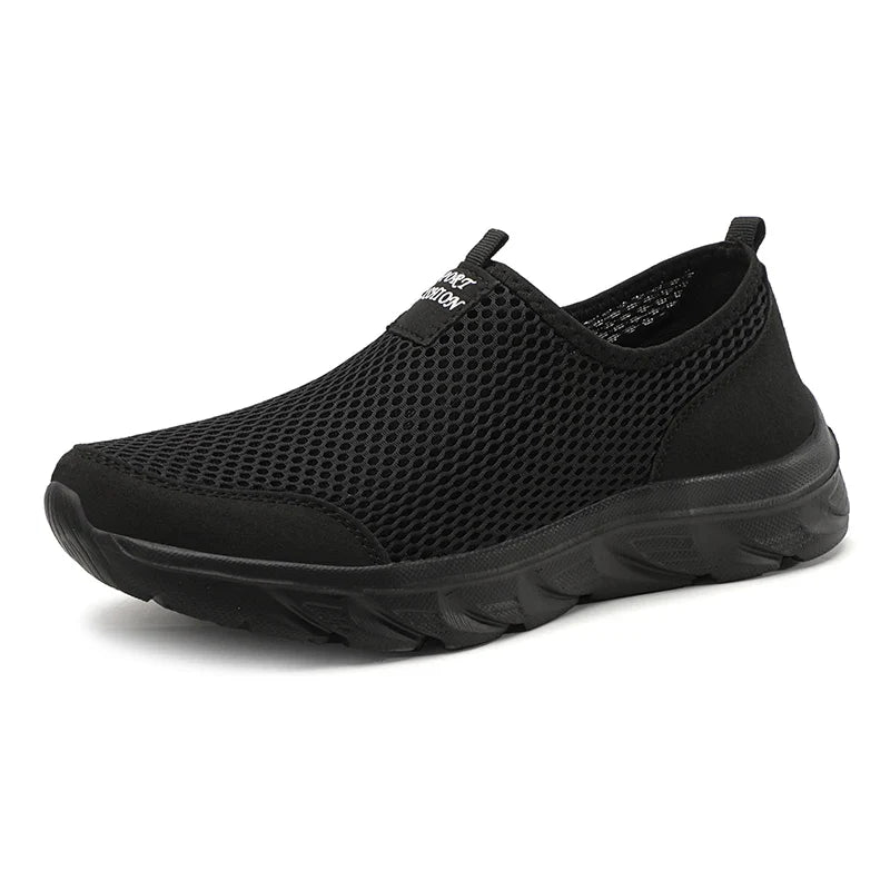 Bekväma slip-on herrskor i vardagsmiljö. Lätta sneakers för en aktiv livsstil och mode.