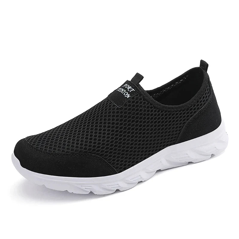 Baksidan av lätta slip-on herrskor. Stilrena vardagsskor med diskreta detaljer för män.