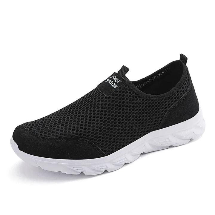 Baksidan av lätta slip-on herrskor. Stilrena vardagsskor med diskreta detaljer för män.