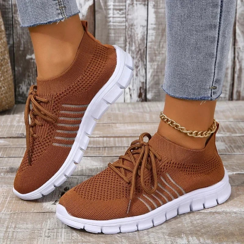 Luftiga slip-on damsneakers för sommarbruk, ergonomisk design för lätthet och komfort.