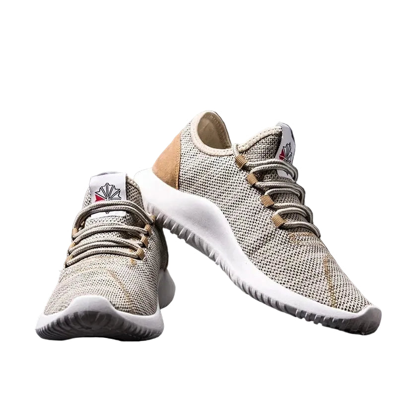 Lätta svarta herr-sneakers med snörning för vardagsbruk. Bekväma och trendiga sommarskor med fyrkantig tå.