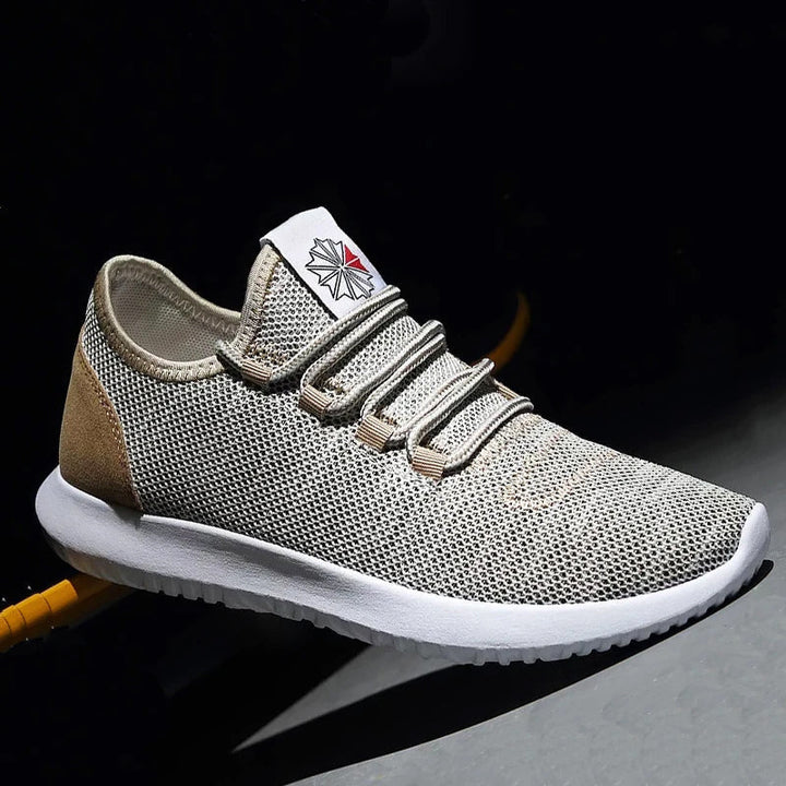 Trendiga beige herrskor, lätta sneakers för vår och sommar. Stilrena vardagsskor med bekväm passform.