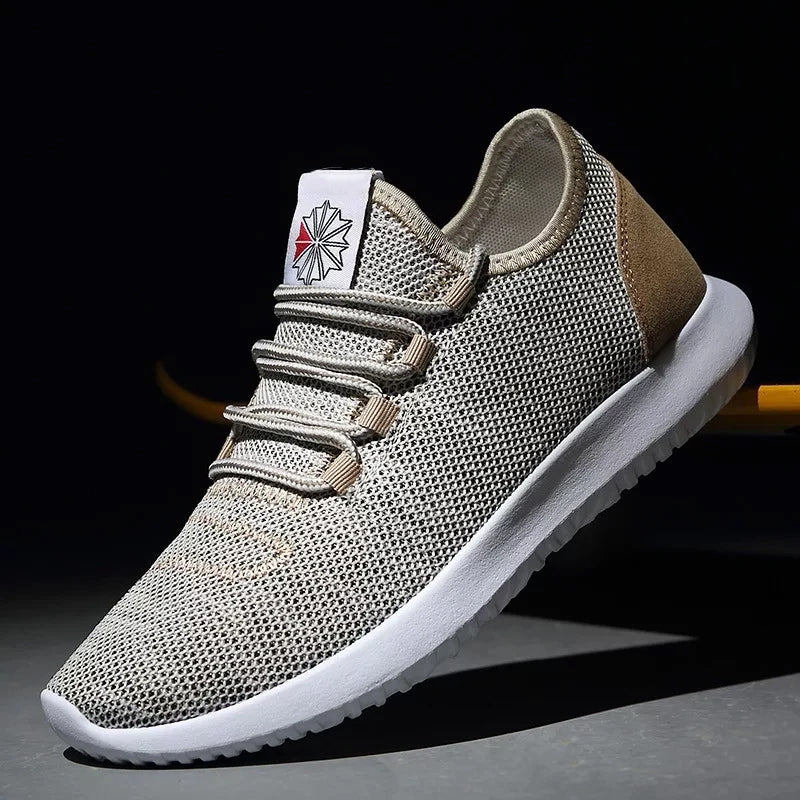 Detaljbild av lätta herr-sneakers. Modern design, bekväm passform, idealiska sommarskor med snörning.