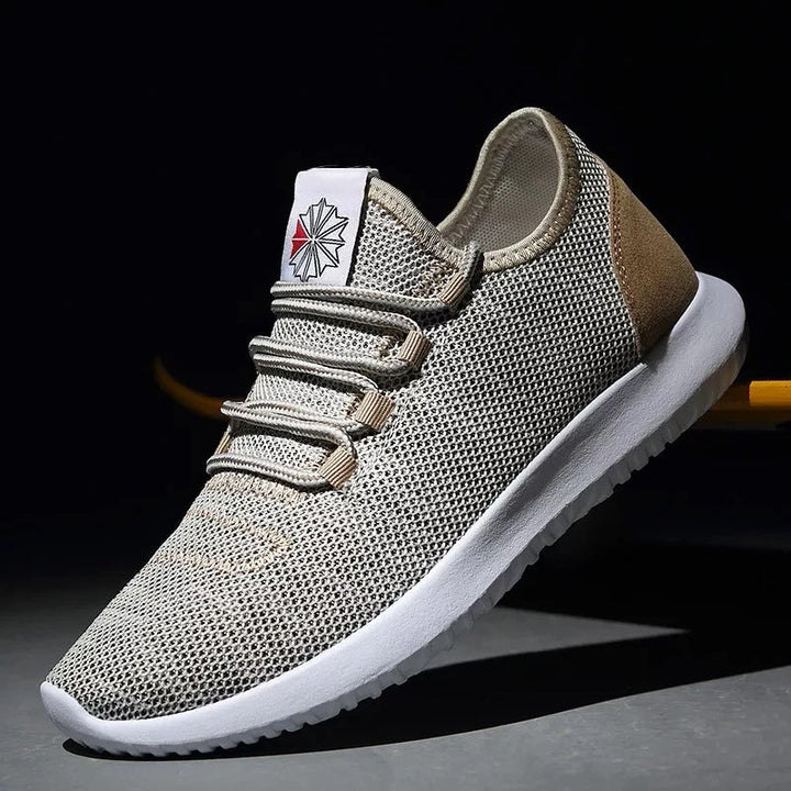 Detaljbild av lätta herr-sneakers. Modern design, bekväm passform, idealiska sommarskor med snörning.